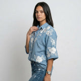Blusa Camisera Floral con Manga Corta para Elegancia Ligera