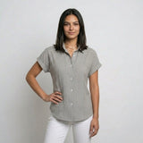 Blusa Estructurada con Botones Frontales y Corte Ligero Equilibrado