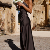 Margot | Vestido midi de satén con escote cuadrado y abertura lateral para invitadas de boda