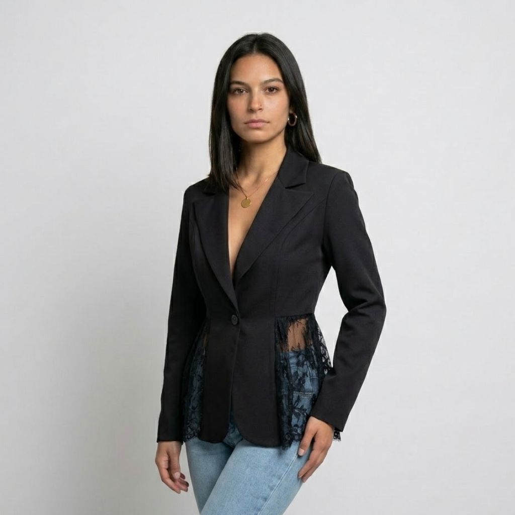 Blazer Estructurado con Inserciones de Encaje y Corte Elegante