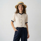 Blusa Ligera con Cuello Contrastante y Detalle Perforado Elegante