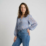 Blusa Fluida con Patrón Floral y Escote en V Elegante