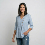 Blusa Fluida con Botones Laterales y Corte Suelto con Movimiento