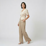 Conjunto Fluido de Pantalones Anchos con Blusa Estructurada para Elegancia Diaria