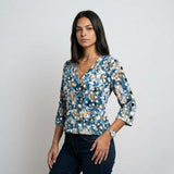 Blusa Ajustada Estampada con Botones Frontales y Escote en V