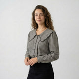 Blusa con Cuello Amplio Ondulado y Patrón Clásico Estructurado