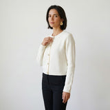 Cardigan de Punto Estructurado con Botones Dorados y Elegancia Diaria