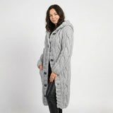 Textura envolvente de invierno | Abrigo de punto largo | Estilo atemporal