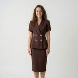 Conjunto Estructurado con Blazer Cruzado y Falda Midi Elegante