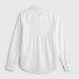 Blusa femenina de lino con corte suelto y cuello clásico