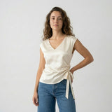 Blusa Fluida con Escote en V y Ajuste Lateral Elegante