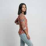 Blusa Estampada con Escote en V para Conforto Desenfadado