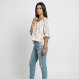 Blusa Floral con Lazo Frontal para Elegancia Ligera