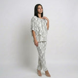 Conjunto Fluido Estampado con Blusa Suelta y Pantalones Cropped