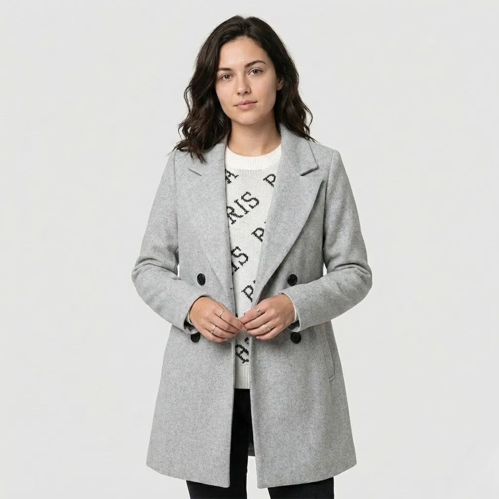 Elegancia urbana depurada | Abrigo femenino de líneas estructuradas | Silueta intemporal