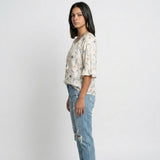 Blusa Floral con Lazo Frontal para Elegancia Ligera