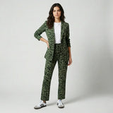 Conjunto Estructurado Femenino con Blazer Elegante y Pantalón de Corte Recto