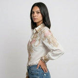 Blusa Camisera Ornamentada con Manga Larga para Elegancia Cuidadosa