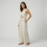 Conjunto Ligero con Top Cruzado y Pantalones Amplios para Verano Sofisticado