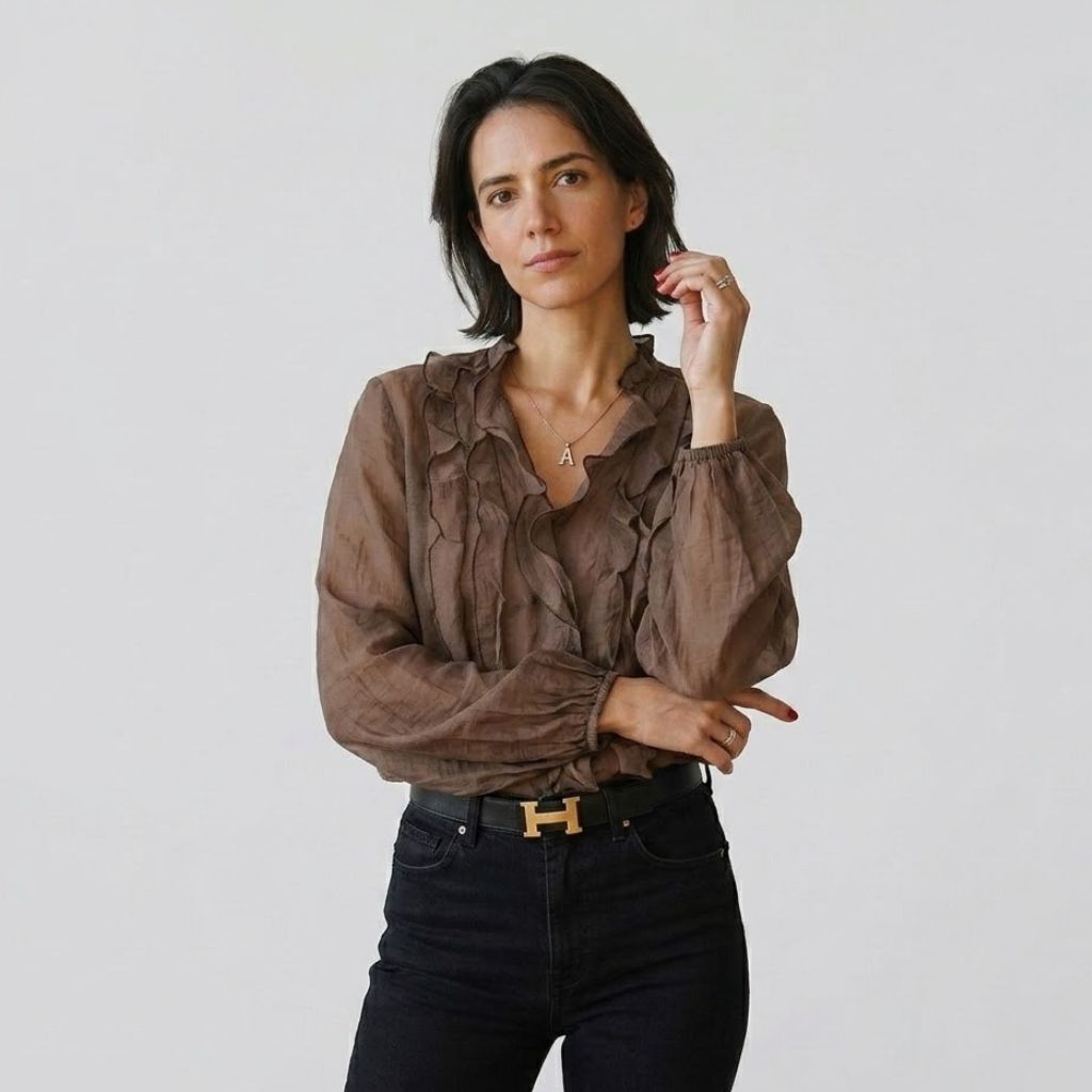 Blusa Fluida con Volantes Frontales y Movimiento Elegante