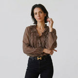 Blusa Fluida con Volantes Frontales y Movimiento Elegante