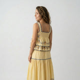 Conjunto Fluido con Top de Tirantes y Falda Larga en Capas Bordadas