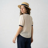 Blusa Ligera con Cuello Contrastante y Detalle Perforado Elegante