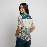 Blusa Estampada con Botones Frontales y Corte Fluido Desenfadado