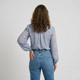 Blusa Fluida con Patrón Floral y Escote en V Elegante