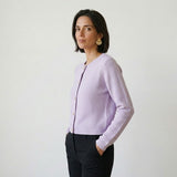 Cardigan de Punto Estructurado con Botones Dorados y Elegancia Diaria