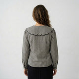 Blusa con Cuello Amplio Ondulado y Patrón Clásico Estructurado