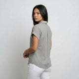 Blusa Estructurada con Botones Frontales y Corte Ligero Equilibrado