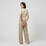 Conjunto Fluido de Pantalones Anchos con Blusa Estructurada para Elegancia Diaria