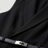 Mono femenino elegante sin mangas con corte entallado