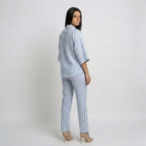 Conjunto Fluido a Rayas con Blusa Suelta y Pantalones de Corte Amplio