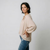Blusa Fluida con Escote en V y Manga Larga para Elegancia Natural