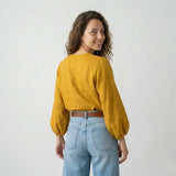 Blusa Fluida con Escote en V y Mangas Amplias Elegantes