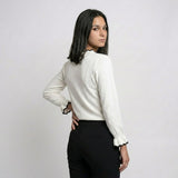 Blusa Fluida con Volantes Contrastantes y Escote Suave