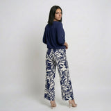 Conjunto Elegante con Blusa Fluida y Pantalones Amplios Estampados