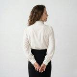 Blusa Elegante con Cuello Alto y Detalle Frontal Estructurado