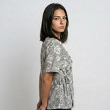 Blusa Floral con Botones Laterales para Conforto Diario