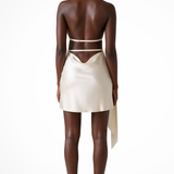 Cordelia | Vestido Mini de Satén con Cuello Halter y Capa para Invitadas de Boda