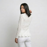 Blusa Elegante con Textura Delicada y Corte Fluido Asimétrico