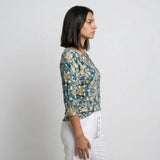 Blusa Floral con Escote en V para Elegancia Desenfadada