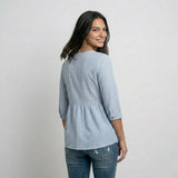Blusa Fluida con Botones Laterales y Corte Suelto con Movimiento