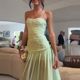 Florette | Vestido maxi sin hombros en verde salvia para invitadas de boda