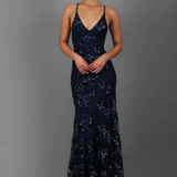 Aurelia | Vestido maxi de invitada de boda con escote en V y perlas