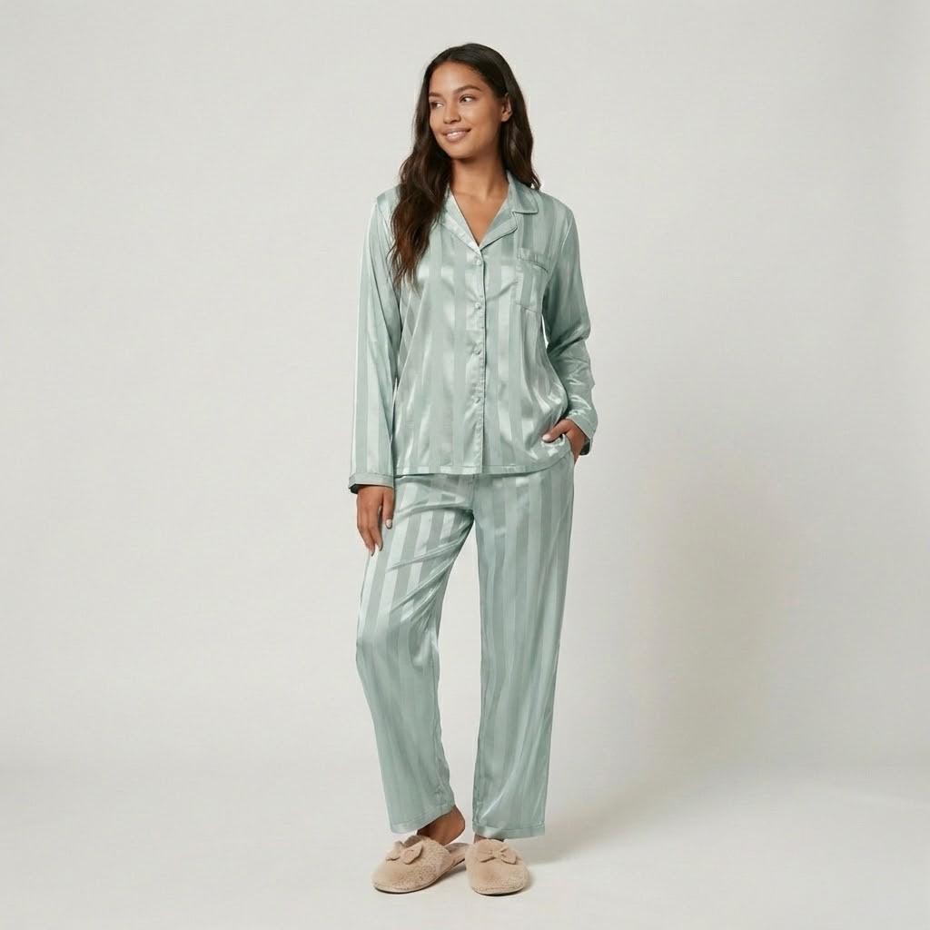 Conjunto de pijama satinado con patrón rayado | Corte fluido | Elegancia relajada