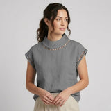 Blusa fluida de lino ligero | Corte recto | Detalles calados elegantes