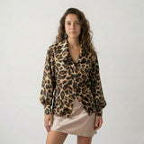 Blusa Oversized con Botones Frontales y Estructura Ligera